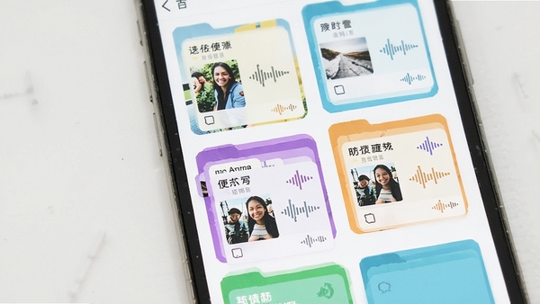 ��Ϣ��ʼǹ������棬�ֻ���Ļ����ʾ�����ɫ�����ļ��У�ÿ���ļ������ж����ʼǿ�Ƭ����Ƭ�������֡�ͼƬ����ͼ����������ͼ�꣬����ɾ����࣬ͻ����������ı����