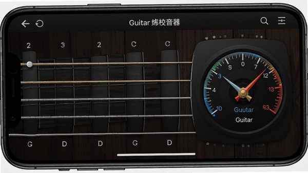 ����Guitar����У�����������ܣ�����һ���ֻ���Ļ��ʾ�������������ͼƬ�����������������Һ�ָ��ʽ�Ǳ��̣�����Ϊ��ɫľ���ʸУ�ͻ����׼��������