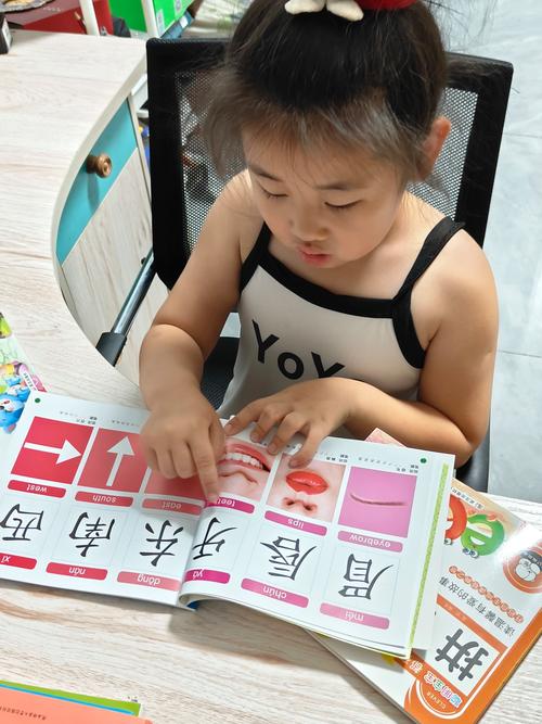幼小衔接启蒙-儿童入学准备助手 家长陪伴孩子使用场景 识字拼音互动练习画面