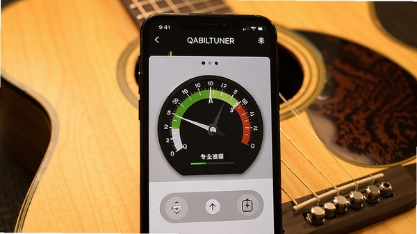 QABILTUNER吉他调音器软件界面展示,手机屏幕显示指针式调音仪表盘,背景为温暖的木色吉他琴身特写,光线柔和,突出专业音频识别与简洁操作界面