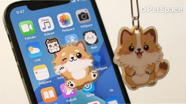PetSpace桌面宠物挂件互动场景,展示手机主屏幕上宠物做出可爱动作的画面,画面温馨有趣,带PetSpace软件名称水印