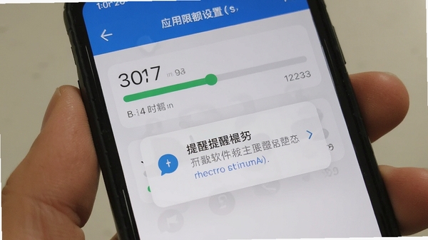 ��Ļʹ������Ӧ���޶����ý��棬��ʾʱ������������ѵ���������ֻ�UI