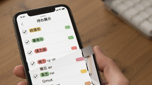 欧德优伴事务清单功能展示,手机界面列出多条待办事项,带有勾选按钮与彩色标签,简洁扁平化设计