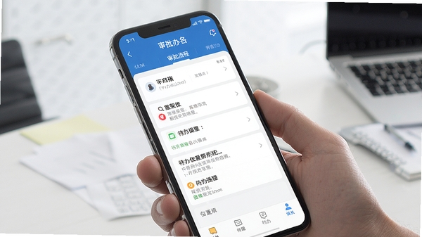 通达办手机办公软件界面展示,手机屏幕呈现审批流程列表与待办提醒,简洁商务风格