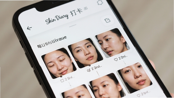 Skin Diary软件每日拍照打卡界面展示,手机屏幕中呈现面部肌肤变化时间轴相册,简洁清新的UI设计,柔和光线,高清细节
