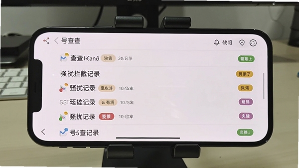 �ֻ�����չʾ�Ų��APP��ɧ�����ؼ�¼�б���ÿһ����¼���涼�в�ͬ�ı�ǩ��ɫ������Ϊ���������ϵ��ֻ�֧��