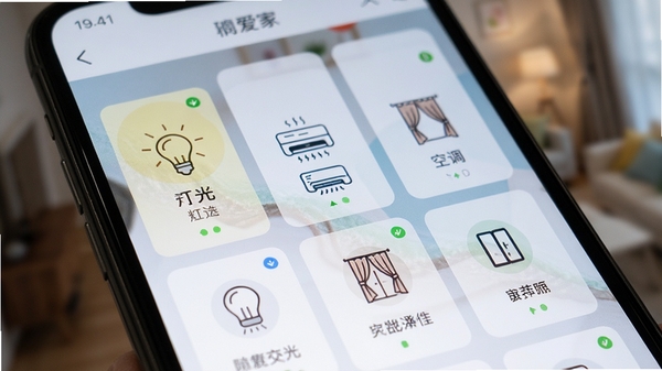 一张智能手机的屏幕截图特写,界面显示小鹿爱家APP的设备管理页面,以卡片形式整齐排列着灯光、空调、窗帘等图标,每个图标状态清晰可见,背景虚化。
