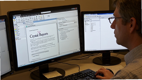 ��������ʦ���ڵ���ǰ����Crystal Reports��������Ļ��ʾ���������������Դ���ӣ������ж����ʾ������������