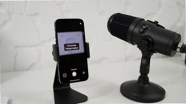 手机屏幕显示Funsnap Teleprompter提词器运行流畅,背景为干净的桌面,旁边摆放着手机支架和麦克风,提示用户准备录制