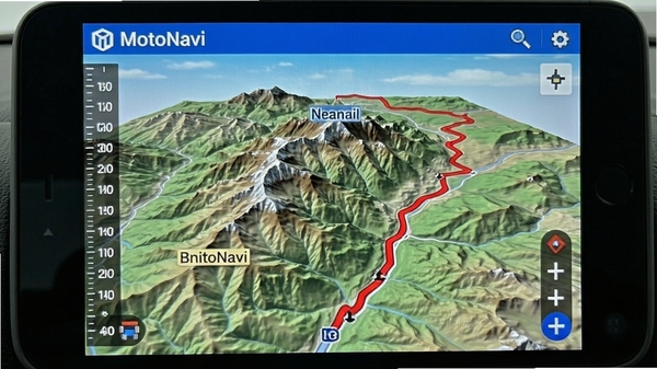 MotoNavi��ʾ3D����ͼ��ɽ�������·���ú�ɫ������ע�����ο̶������ɼ�