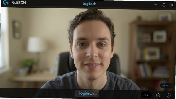 Logitech QuickCam��Ƶͨ�����棬��ʾ����������ͷ���棬�����黯Ч���������沿���߾��ȣ�ɫ����Ȼ