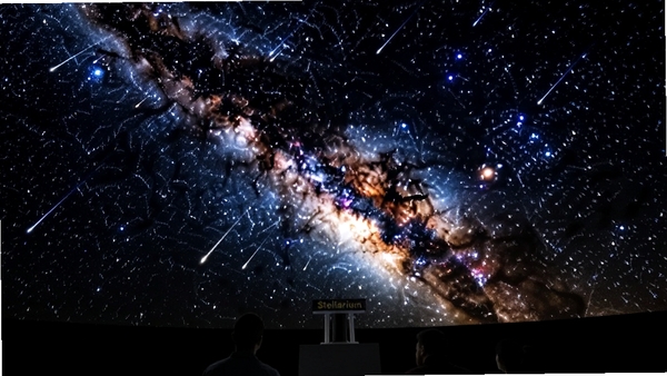 �������Ĺݣ�Stellarium��չʾ����ϵ����������Ч���ǿձ������䣬���ǹ켣����������׳��
