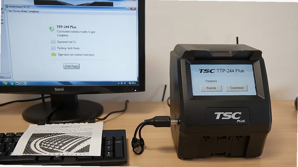 һ̨TSC TTP-244 Plus��ӡ�������ŵ��ԣ���Ļ����ʾ������װ��ɵĽ��棬�Ա��д�ӡ����ҳ�Ĳ�����ʾ����������չʾ��ȷ�����ӷ�ʽ��
