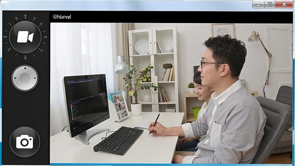 网络人远程监控软件旗舰版远程摄像头查看画面,显示清晰的家庭或办公室环境实时视频,界面带有摄像头角度调节按钮与录像拍照图标,画质明亮。