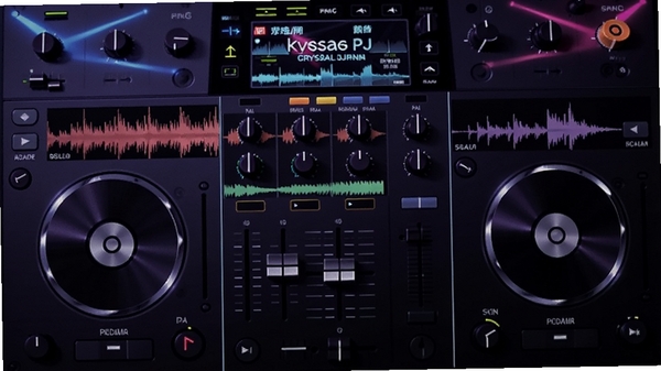 ˮ��DJ�����ֲ�����DJ����̨���棬˫��������뽻�����ӣ�����Ϊ�޺�ƹ⣬���ֵ������ַ�Χ