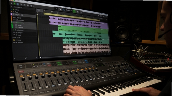 Exeyone Piano���������棬��Ļ����ʾ������첨�������̨���û�������ק����������ť������Ϊ��ɫ�����ҷ������רҵ��Ƶ������Χ��