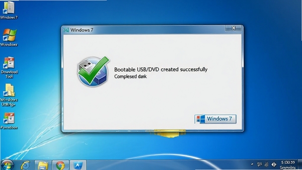 Windows7 USB/DVD Download Tool制作启动盘完成后的成功提示界面,显示“Bootable USB/DVD created successfully”绿色对勾图标,背景为Windows桌面,U盘图标高亮,产品展示图,比例16:9