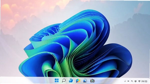 һ��չʾWindows 11������������ȫ͸��Ч���Ľ�ͼ������ΪѤ����ɽ����ֽ�����������������ɼ����ֽ��Ϊһ�壬���κα߿����ɫ���������ִ������ʸ���