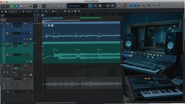 Anvil Studio 音乐编曲软件界面截图,展示多轨MIDI编辑与音频波形,背景为专业录音棚风格,色调以深蓝和青色为主,突出软件的专业性与现代感