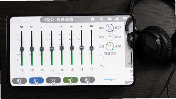 TOZO APP��EQ���������ڽ���ĸ����ͼ����Ļ��ʾ10��Ƶ�ʵ��ڻ��������Ԥ����Чģʽ�б�������Ϊ��ɫľ�����棬�������Ա���Ϊ��ġ�