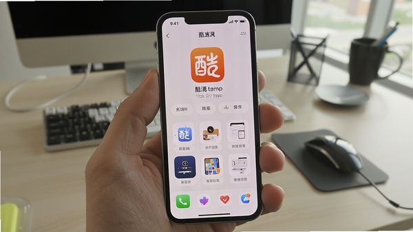 һ��չʾ����app���ֻ����������е�ʵ��ͼ���ֻ���Ļ����ʾ���������棬����Ϊһ�Ű칫������������������ͻ��������ʵ������Ч����