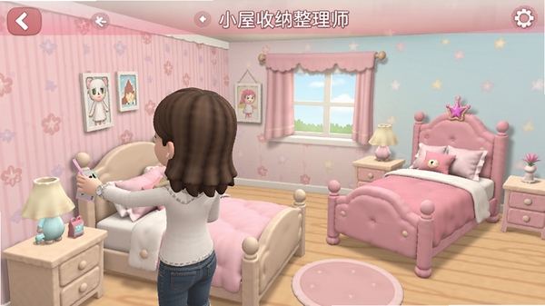 小屋收纳整理师自由装扮功能展示,玩家正在为卧室挑选粉色壁纸和公主床,界面色彩柔和
