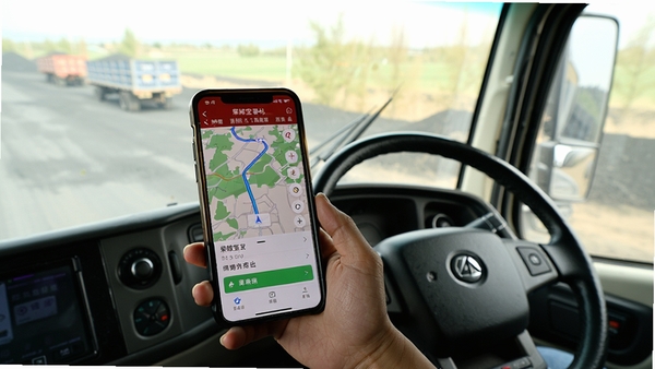 һ��չʾ˾���ڻ�����ʻ����ʹ���ֻ���ú��˾��ƽ̨APP���е����ͽӵ�������ʵ����Ƭ����������������۽��ֻ���Ļ�ϵĵ�ͼ·�ߺͶ�����Ϣ�������ɼ����粣�����ú̿�����·