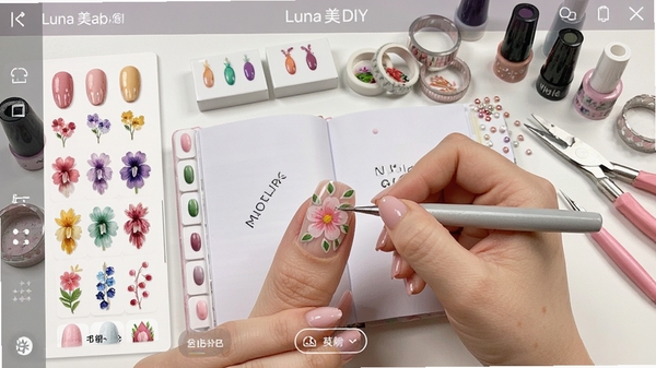 Luna美甲DIY编辑界面,用户正在调整指甲上的花朵贴纸,周围有各种颜色和装饰元素可选