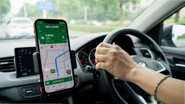 ˾������ʹ����˳�������ٰ�ӵ����ֻ��̶���֧���ϣ�������ʾ������Ϣ�͵���·�ߣ�������ʵ��Ȼ