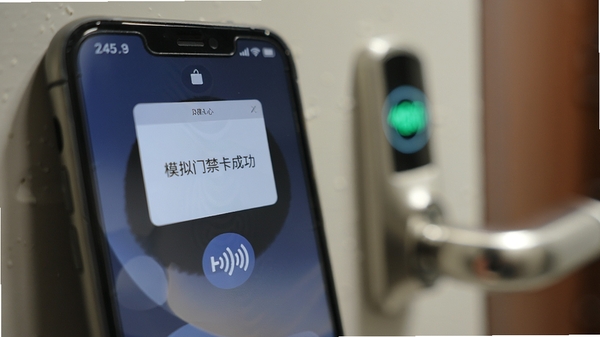 �ֻ����濿���Ž���������Ӧ�������д����Ļ��ʾ��ģ���Ž����ɹ�������ʾ������Ϊǳ�����¥���Ž��豸����Ч��ͣ�ǿ��NFCˢ���ı���ԡ�