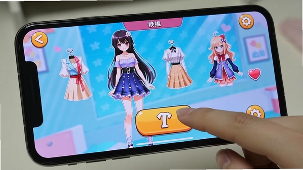 手机操作动漫换装秀游戏的实拍图,展示手指点击换装按钮,画面清晰色彩鲜艳