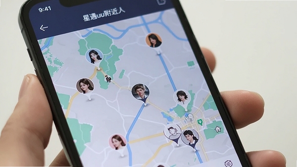 星遇uu附近的人功能界面,地图上显示多个用户头像标记,手机屏幕特写,现代社交应用风格