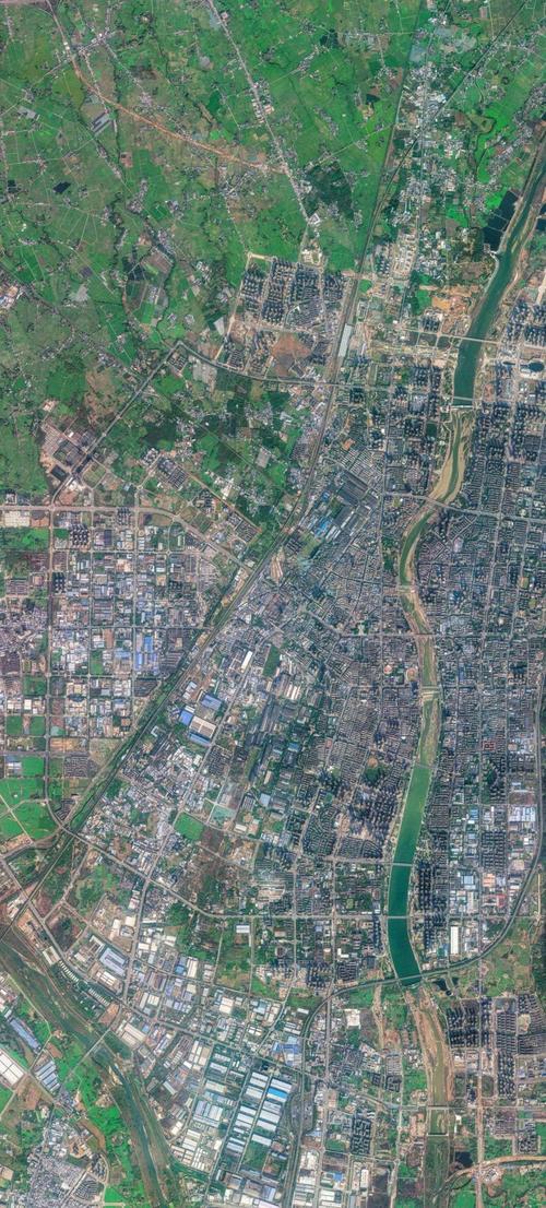 天眼免费卫星地图-高清实景探索工具 城市与乡村卫星图清晰度对比