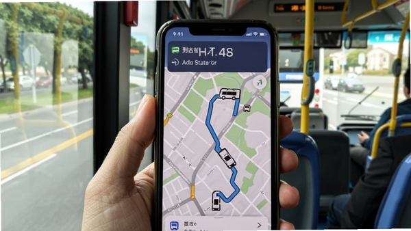 ������һͨ���ֻ�����չʾʵʱ������ͼ�켣�뵽վ����ʱ