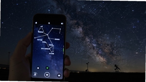 天文小智AR模式演示,手机屏幕显示夜空中的星座连线与名称,背景是真实的夜空