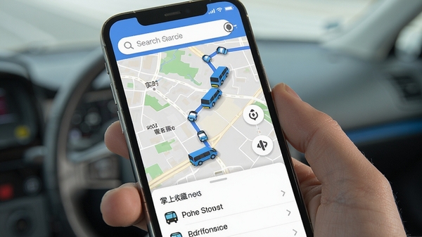 ���ϲ鹫��·����������չʾ���ֻ���Ļ����ʾ���е�ͼ��ʵʱ��������ͼ�꣬��ɫС����·���ƶ��������������������������򣬵ײ����ղ���·�б����������ִ�ʵ��