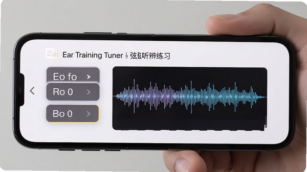 Ear Training Tuner和弦听辨练习界面,手机屏幕展示和弦选项与波形可视化效果,界面简洁现代,带有Ear Training Tuner标识