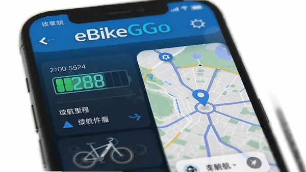 eBikeGo软件界面展示,手机屏幕显示电动自行车电量、续航里程与车辆定位地图,科技感蓝色调,简洁现代风格