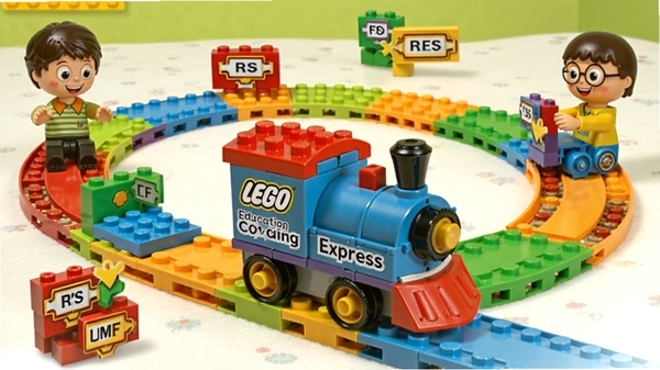 LEGO Education Coding Express ���С���ڲ�ɫ�������ʻ����Χ�л�ľָ��ͼ��Ϳ�ͨ��ͯ��ɫ����������̷��