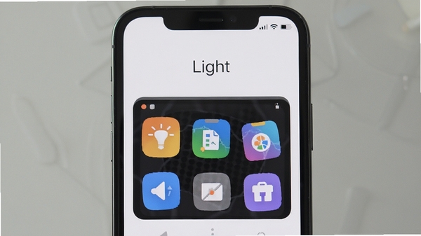 Light软件极简快捷面板界面展示,手机屏幕中央排列着彩色功能图标,背景干净清爽,带有软件名称Light字样
