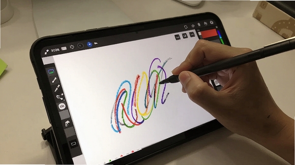 art手绘软件在手机屏幕上展示流畅的绘画过程,手指正在绘制彩色线条