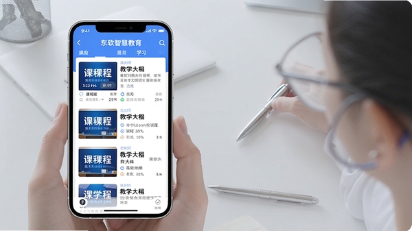 �����ǻ۽���APP�γ�ѧϰ����չʾ���ֻ���Ļ��ʾ�γ��б��ͽ�ѧ��٣���ɫ��ɫ�����ִ���Լ���
