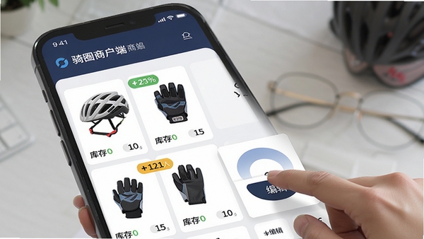 骑圈商户端商品管理界面AI生图,手机屏幕显示骑行头盔、手套等商品列表,库存数量标签清晰,商户正在点击编辑按钮,画面简洁商务风格,软件名称骑圈商户端融入界面